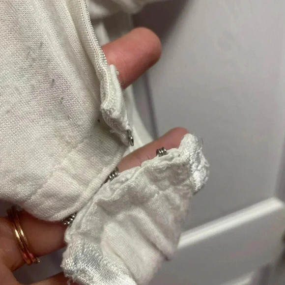 💕 2 For $10 GUESS Los Angeles White/Cream Chiffon Bodysuit Size Small - Picture 3 of 5